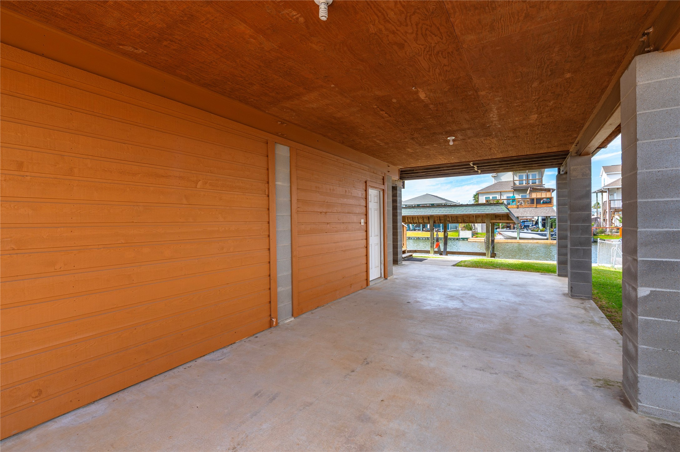 582 Warsaw Street, Bayou Vista, TX 77563