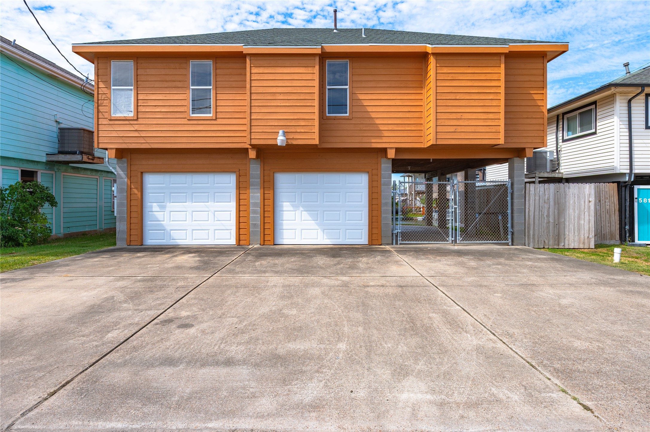582 Warsaw Street, Bayou Vista, TX 77563
