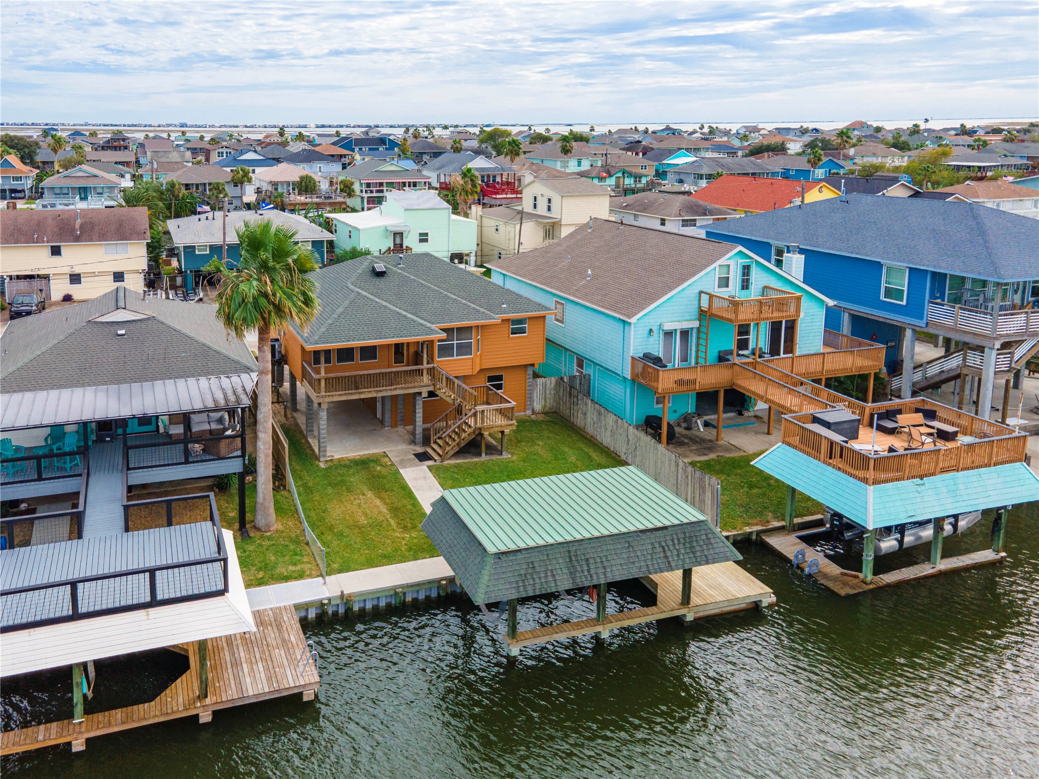 582 Warsaw Street, Bayou Vista, TX 77563