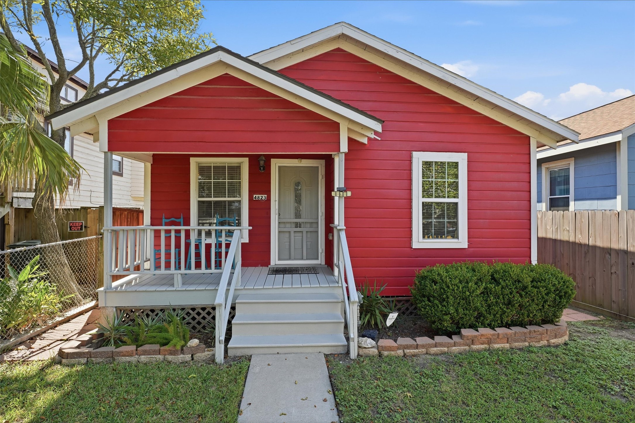 Cute 2/1 home located blocks from the beach and Seawall.