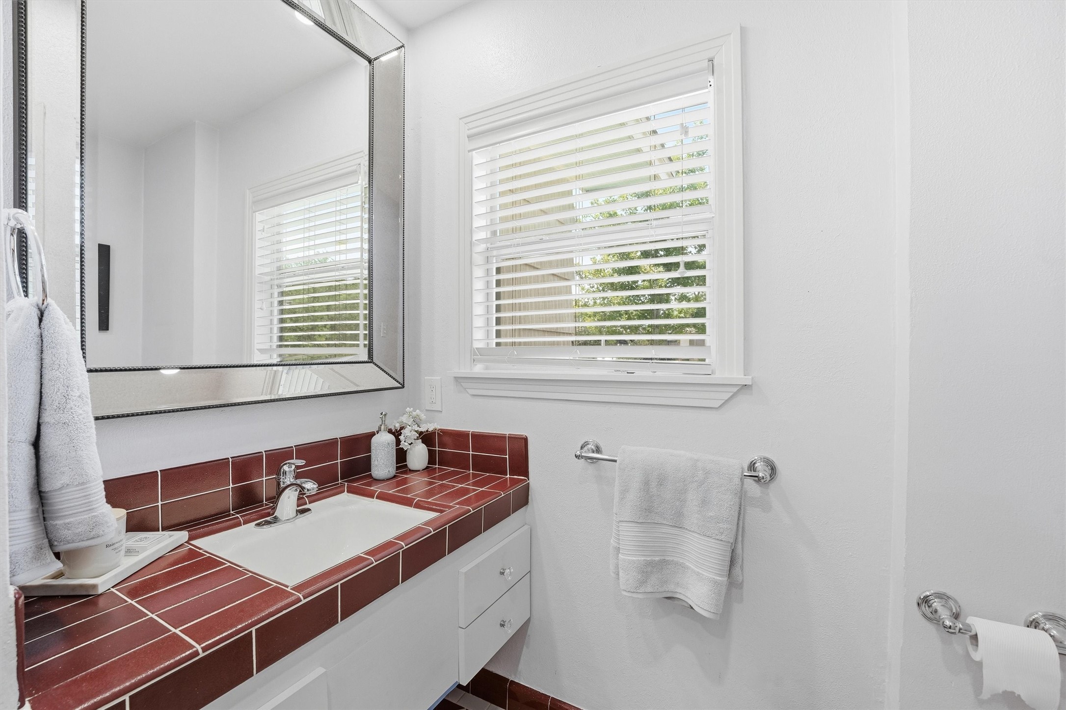 Hallway full bath