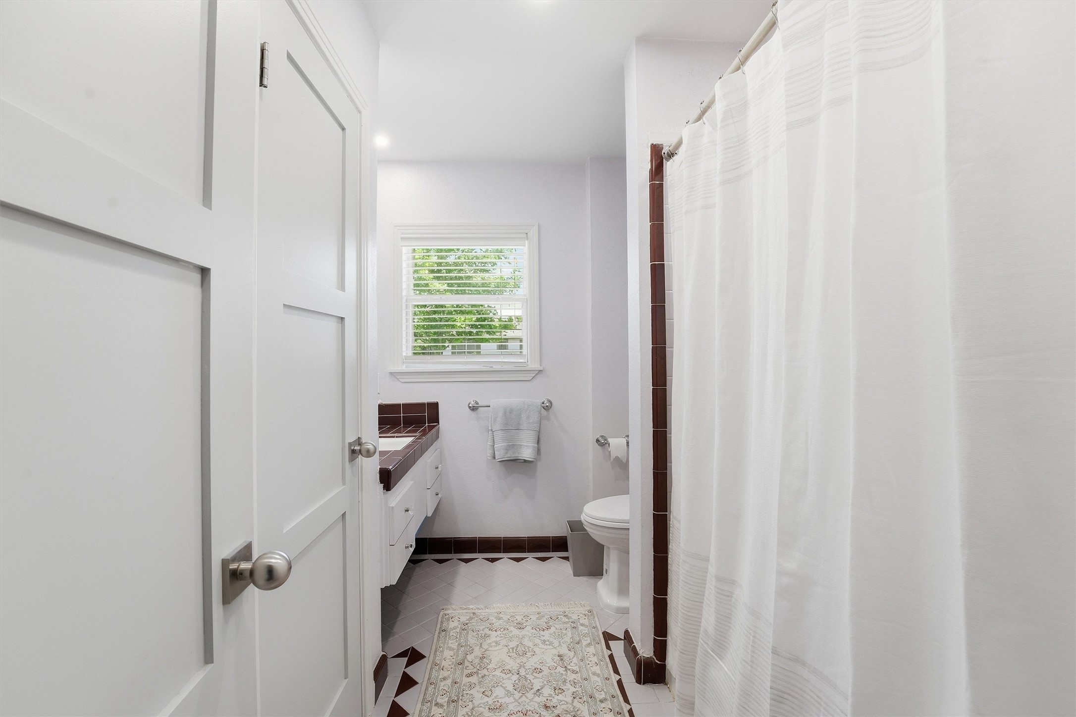Hallway full bath