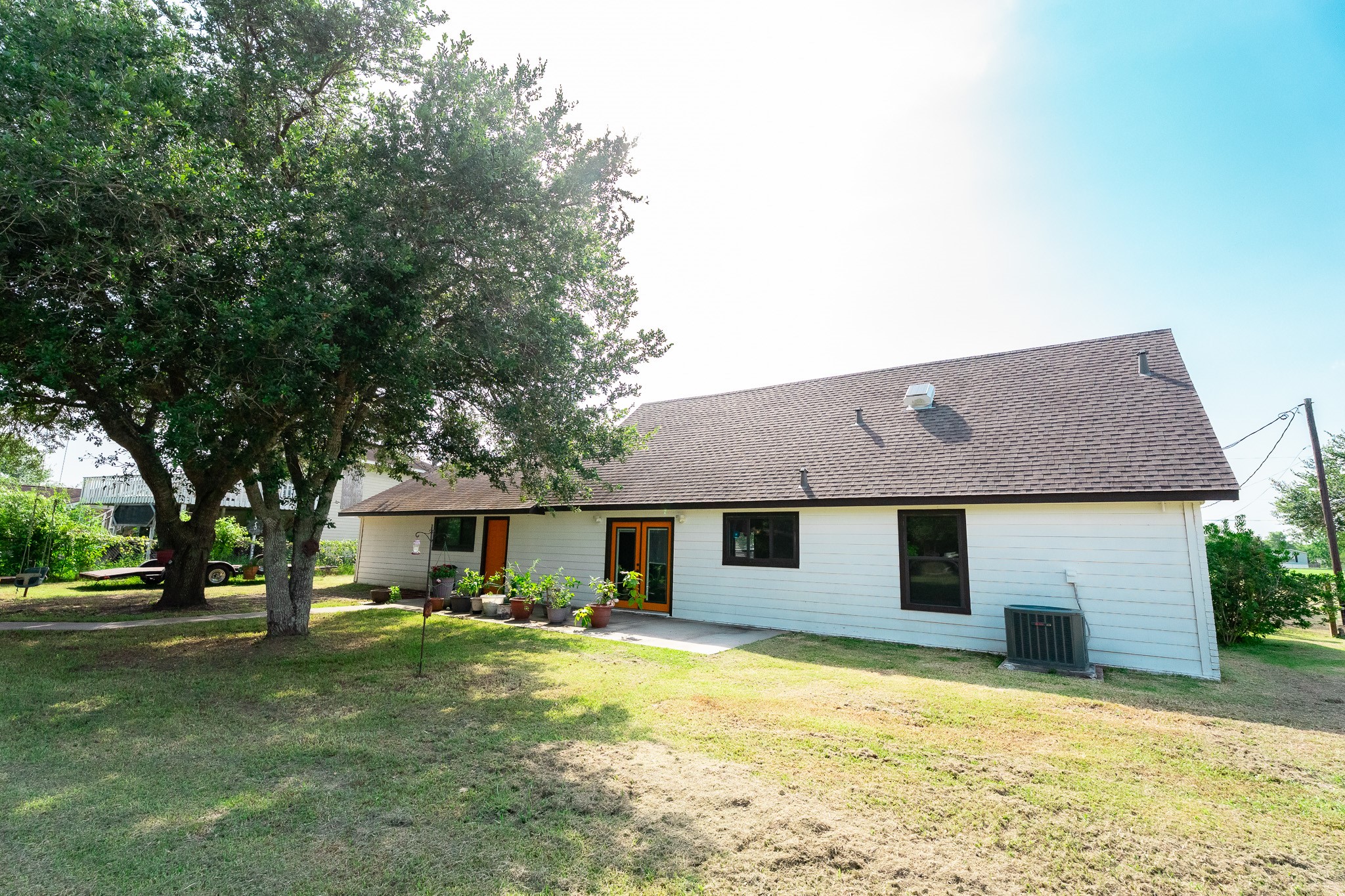 A wide shot of the back... remember, it's 1.3 acres... tons of room to play and party!
