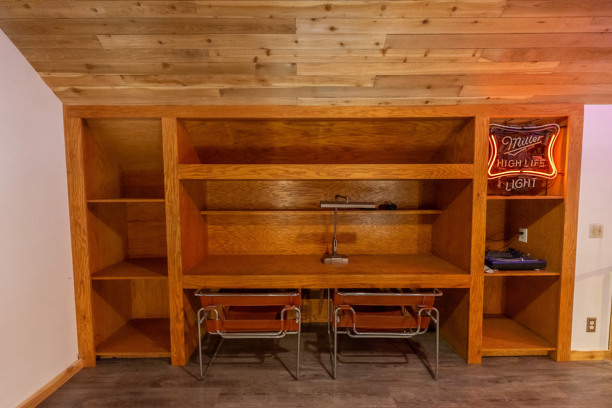Built-in desk and shelves in the LOFT.