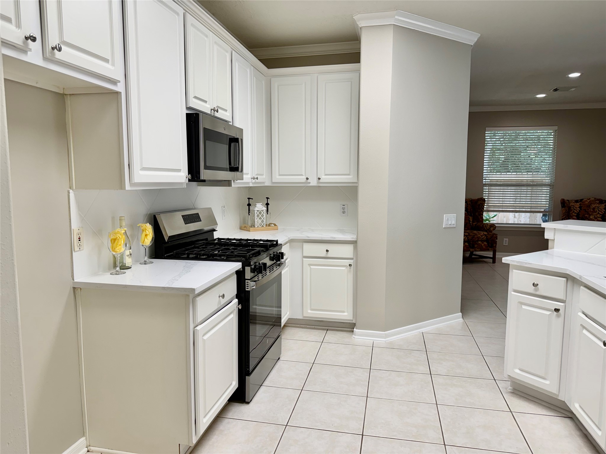 lots of room in this  amazing kitchen for the chef