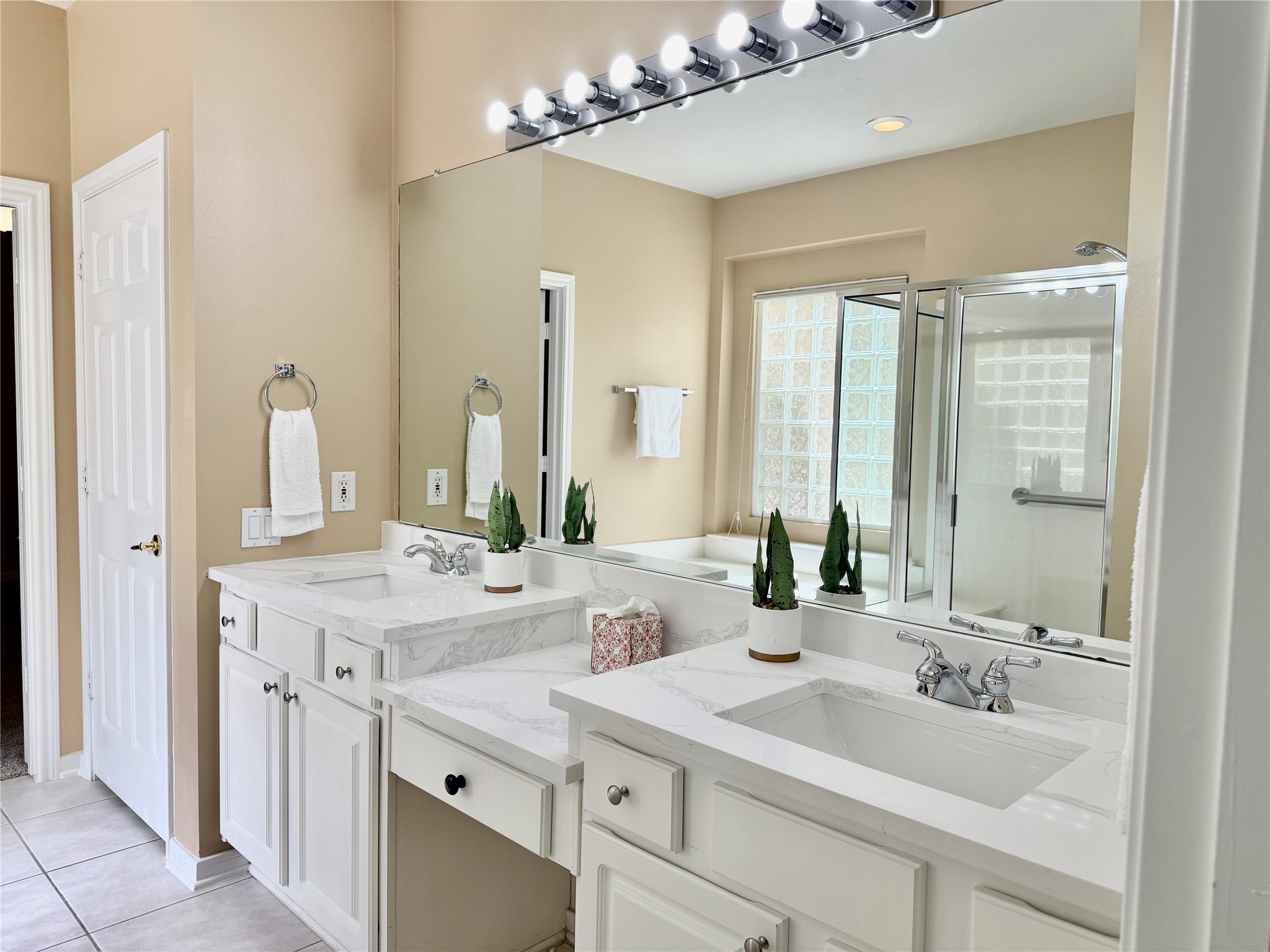 Double sinks in the master bath