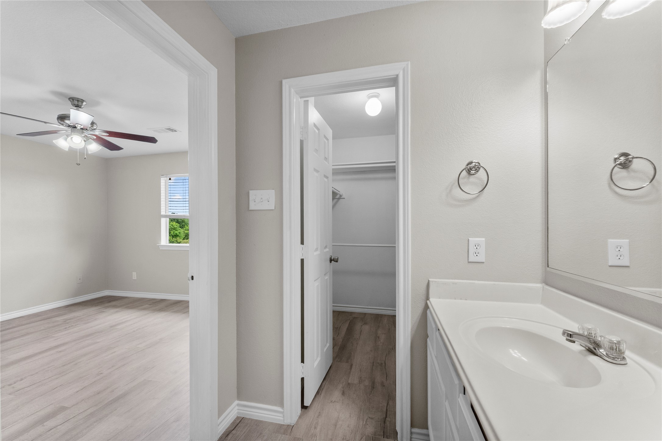 128 Green Isle Avenue, Dickinson, TX 77539