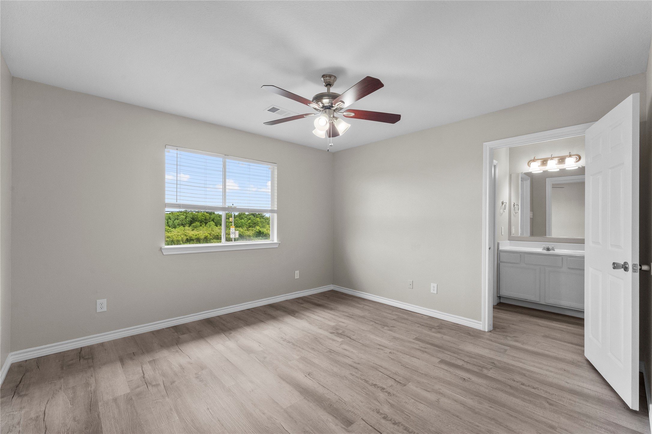 128 Green Isle Avenue, Dickinson, TX 77539