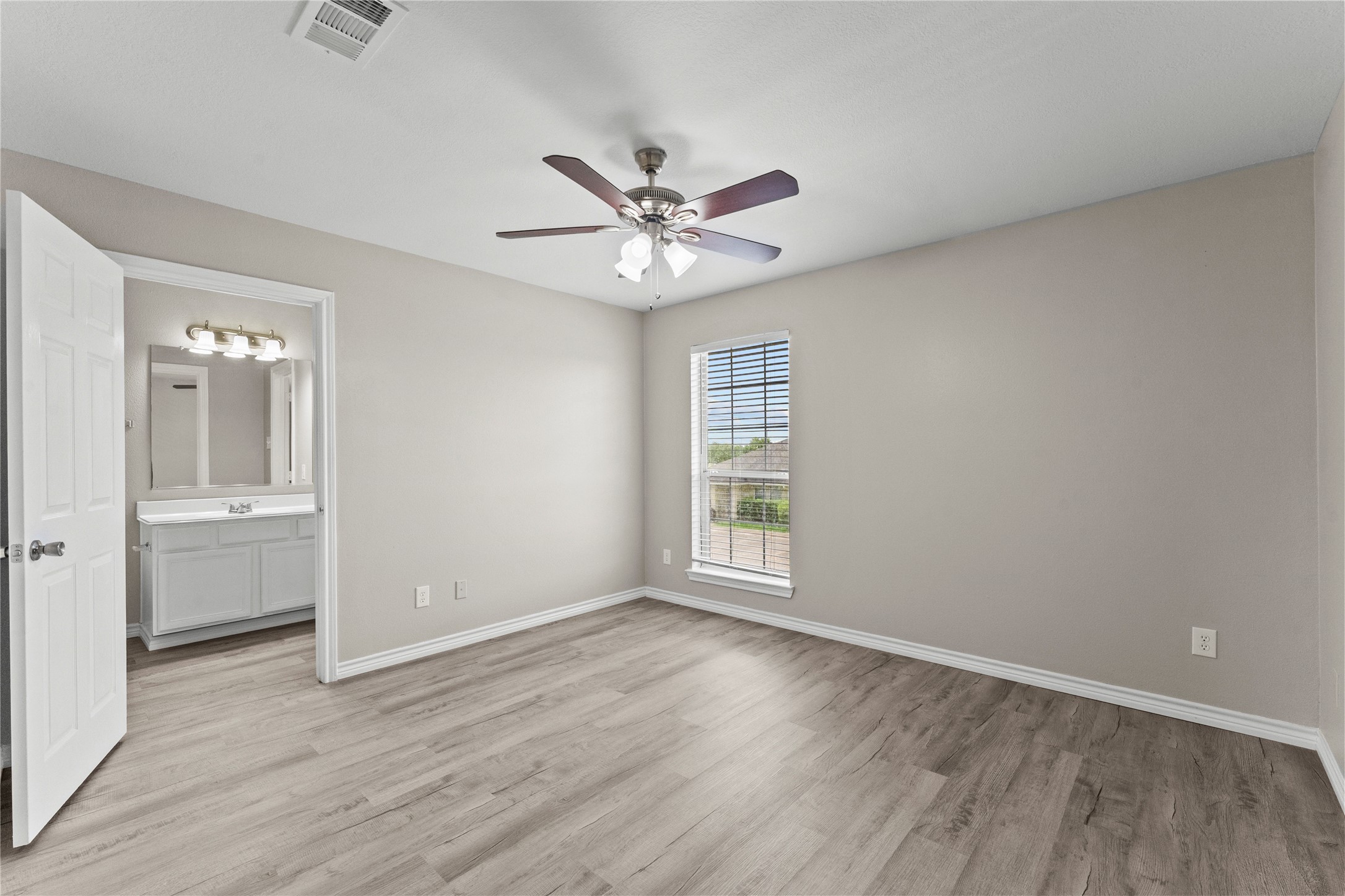 128 Green Isle Avenue, Dickinson, TX 77539