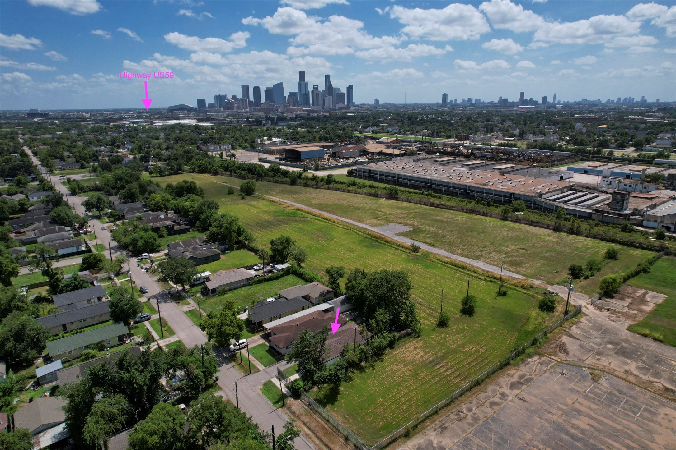 Location overview showing 3-minute access to Hwy 59 and under 10 minutes to Downtown, Toyota Center, and Daikin Park
