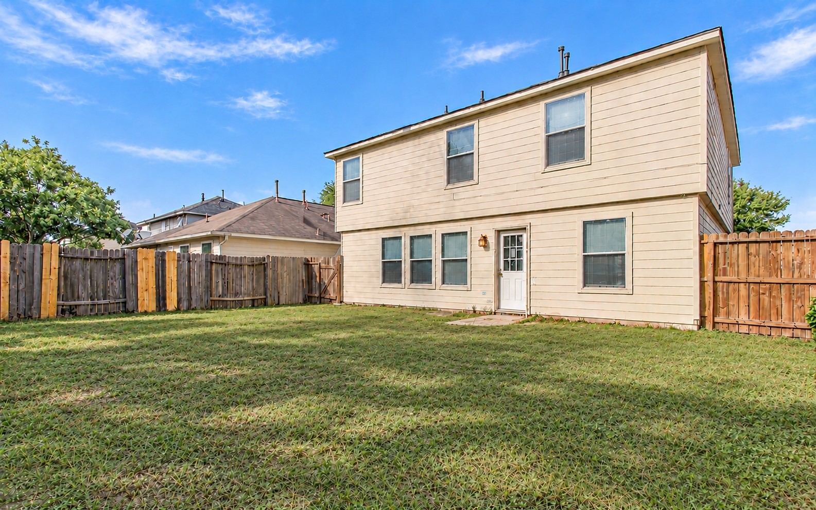 The spacious backyard!
