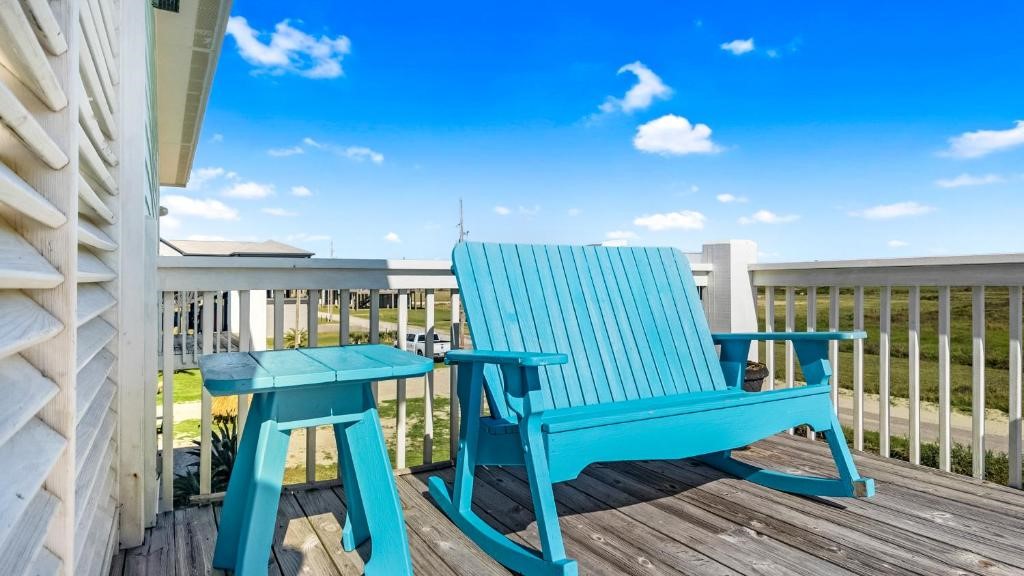 800 West Lane, Crystal Beach, TX 77650