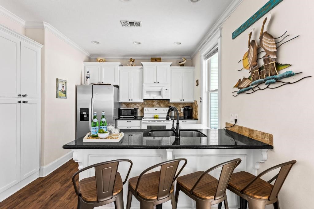 800 West Lane, Crystal Beach, TX 77650
