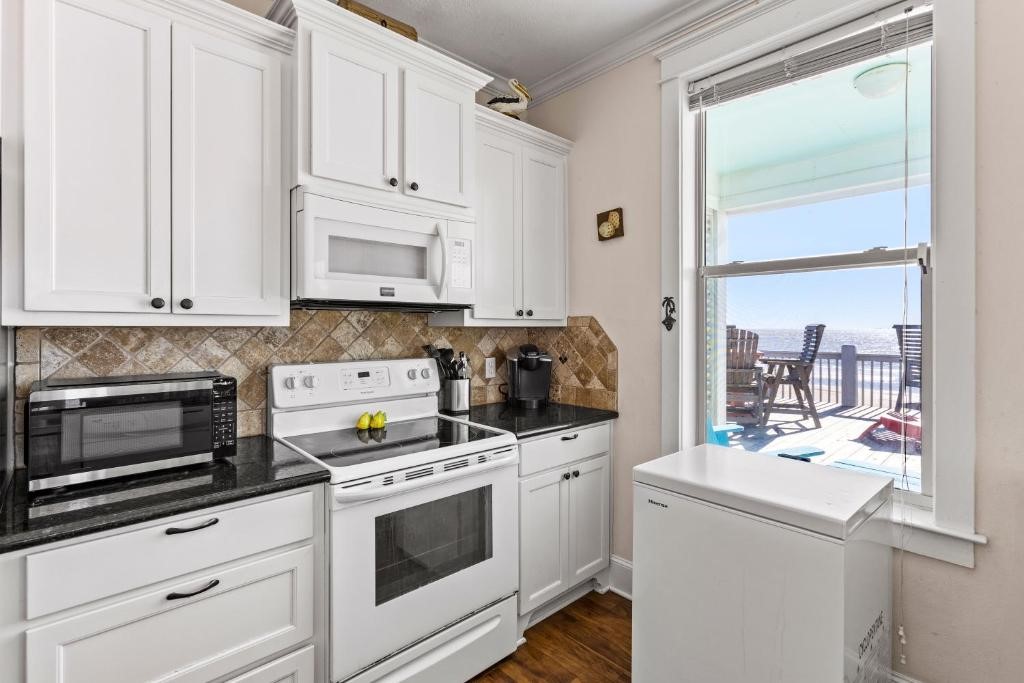 800 West Lane, Crystal Beach, TX 77650