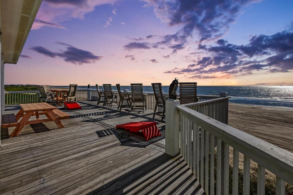 800 West Lane, Crystal Beach, TX 77650