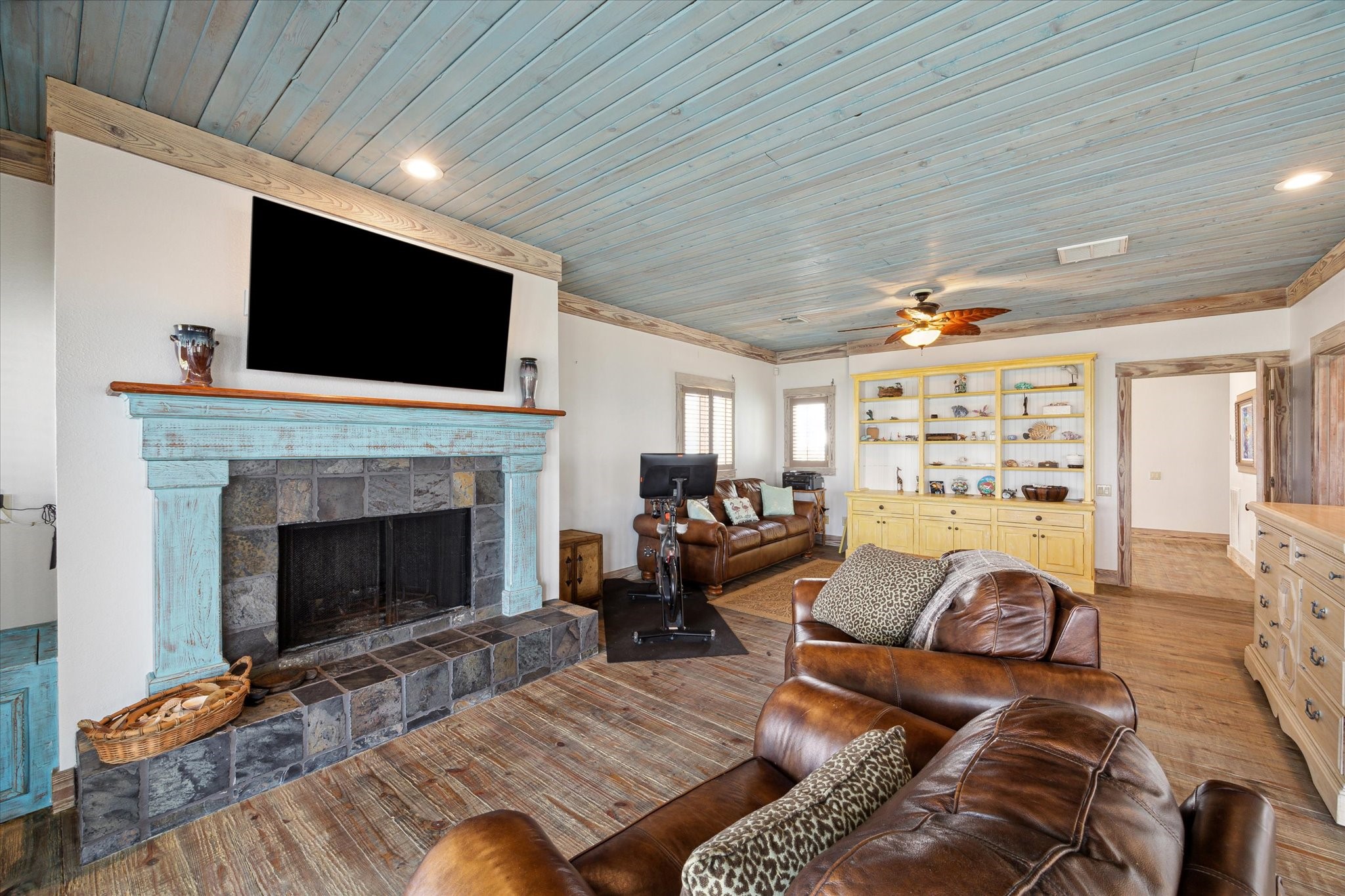 139 Isles End Road, Tiki Island, TX 77554