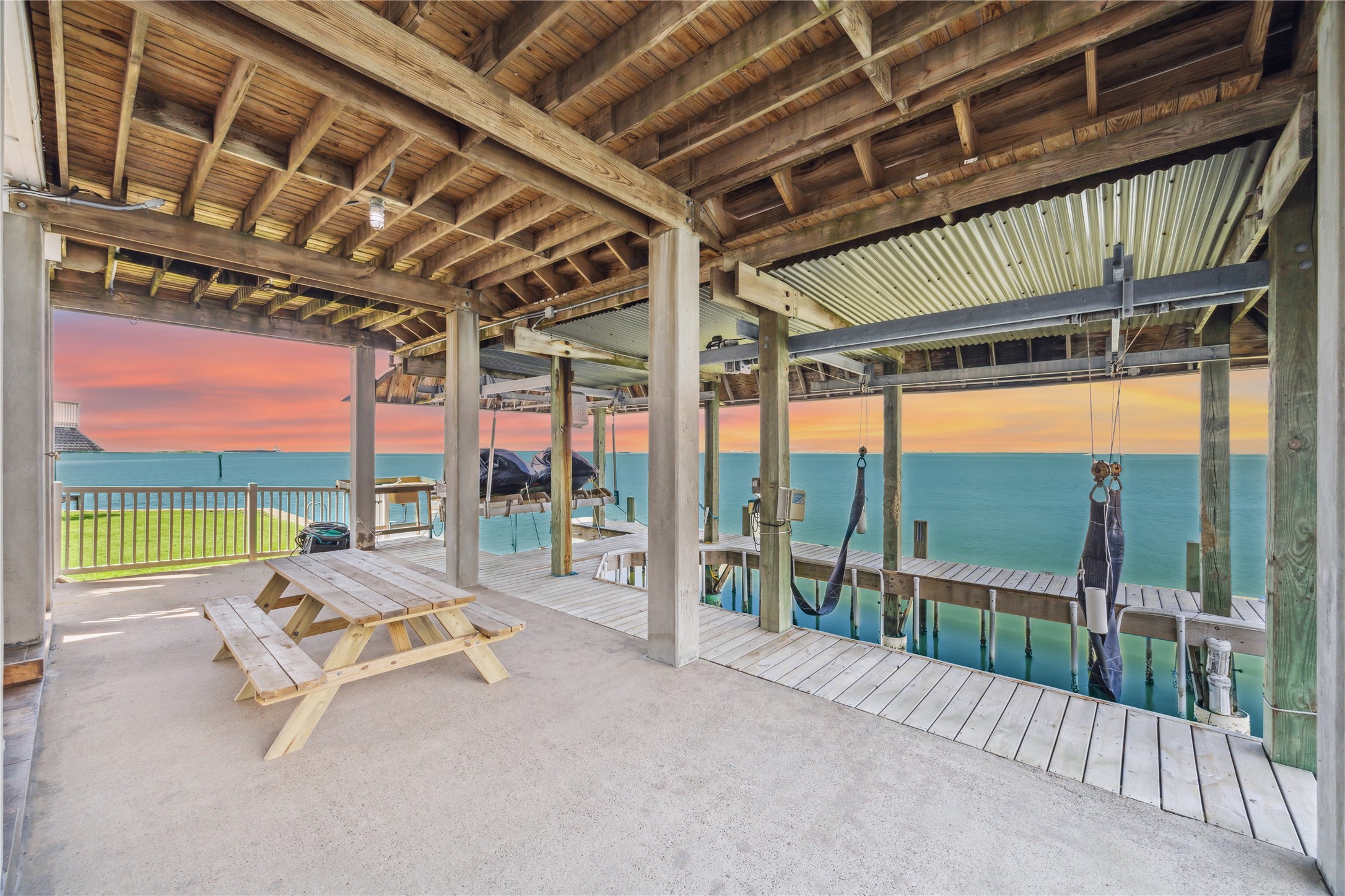139 Isles End Road, Tiki Island, TX 77554