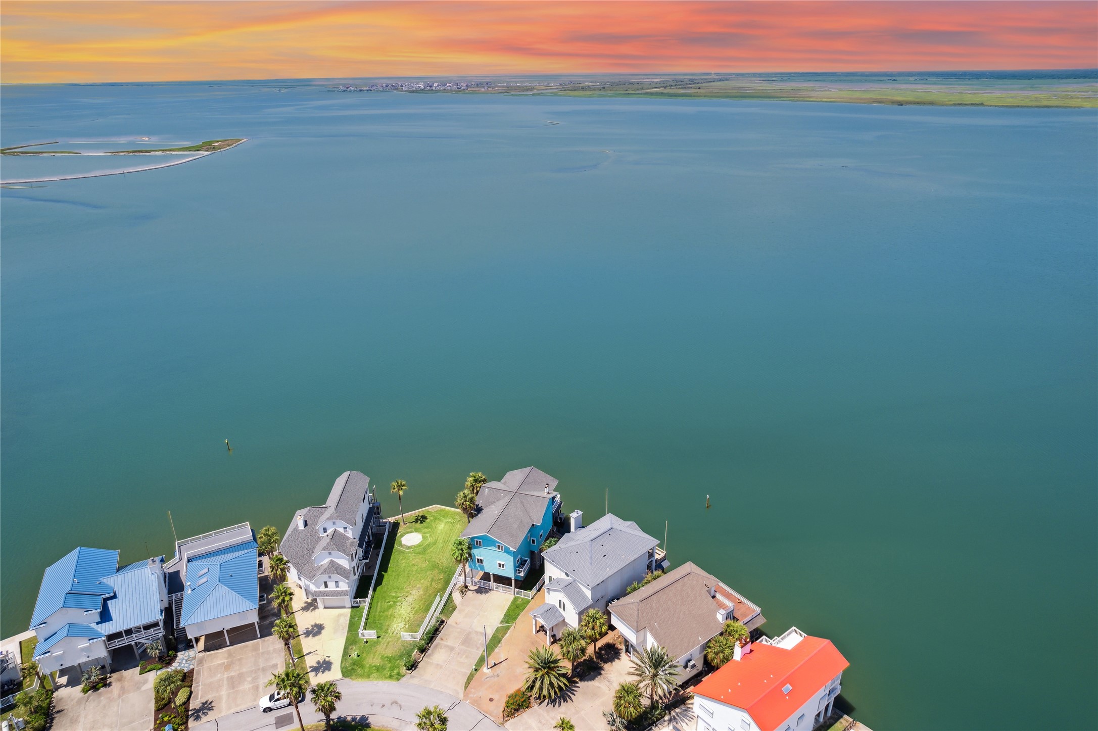 139 Isles End Road, Tiki Island, TX 77554