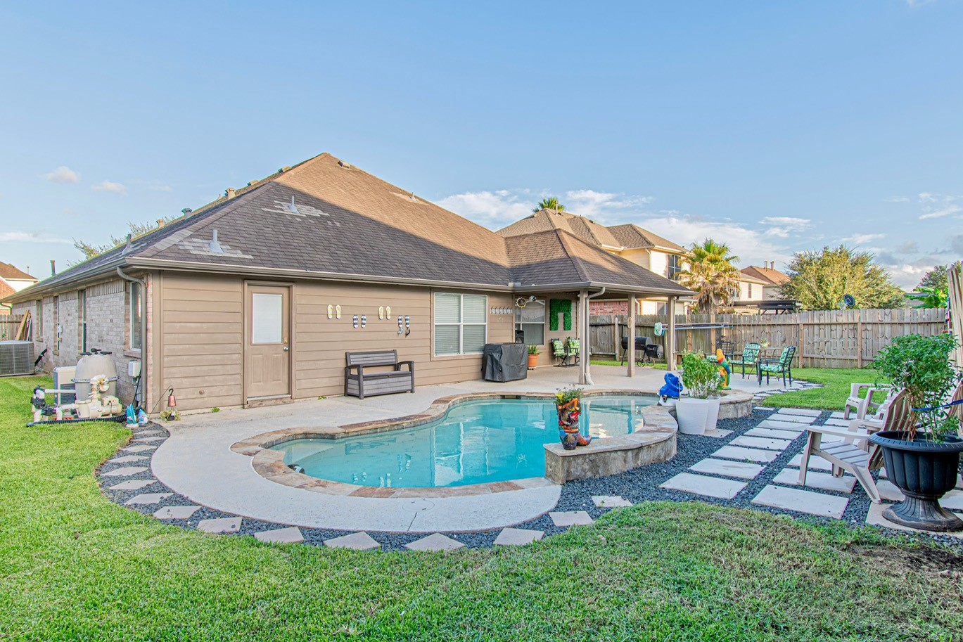 Perfect back yard for entertaining.