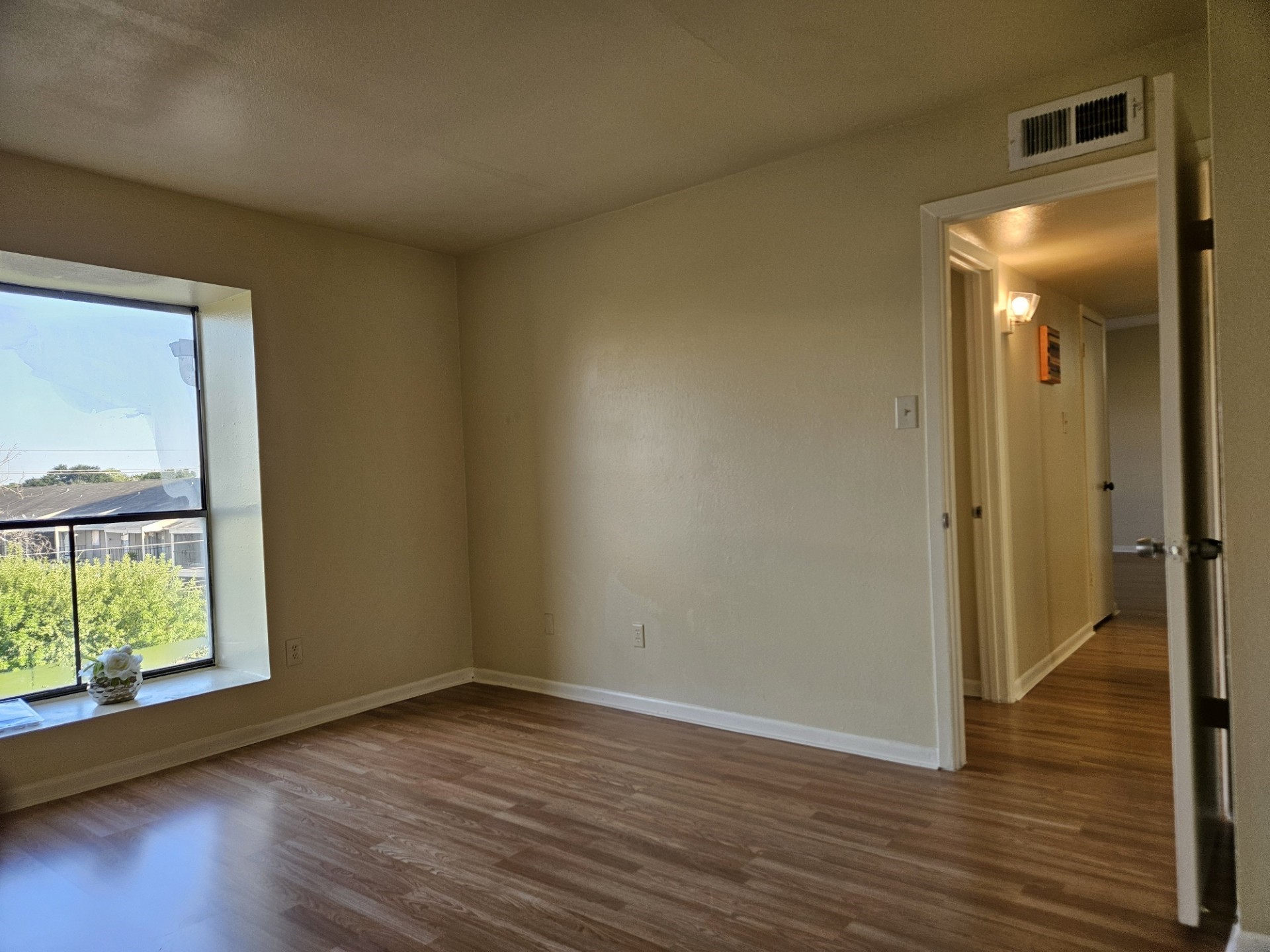 Large master bedroom with big window and Nice Walking Closet.