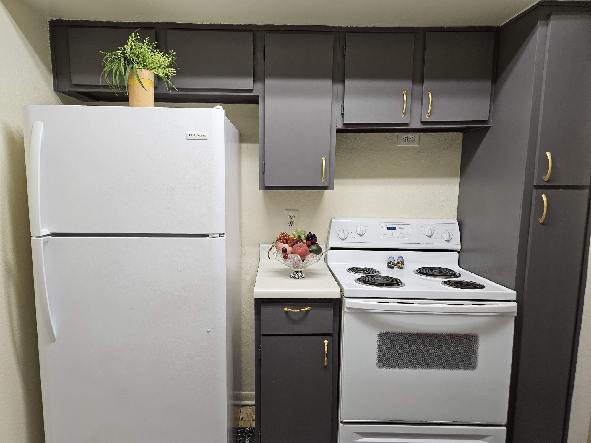 Updated kitchen, electric stove