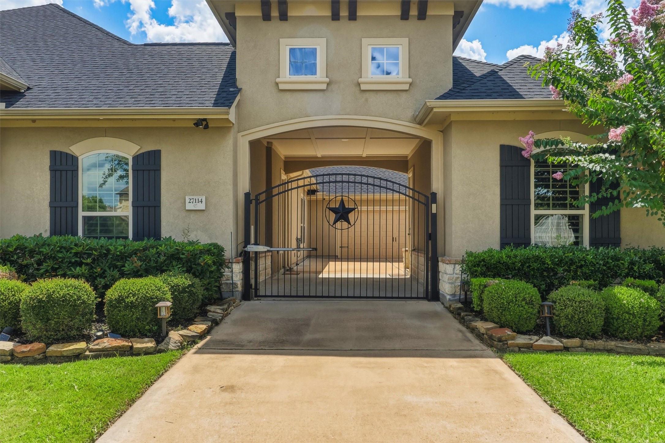 Large Porte-cochre leads to the 3 car garage. Large Porte-cochre leads to the 3 car garage.