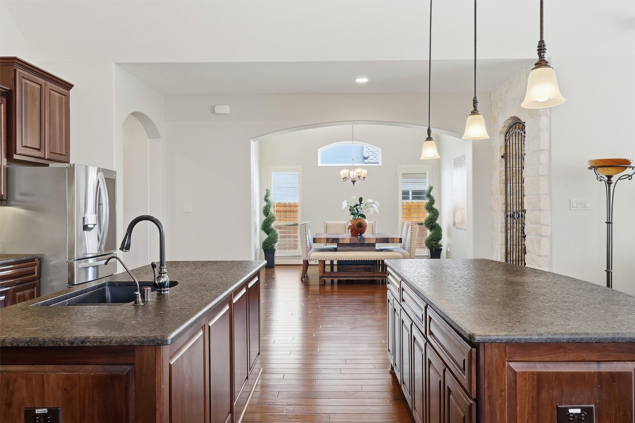 One Island to prep, one island to serve - perfect for large gatherings.