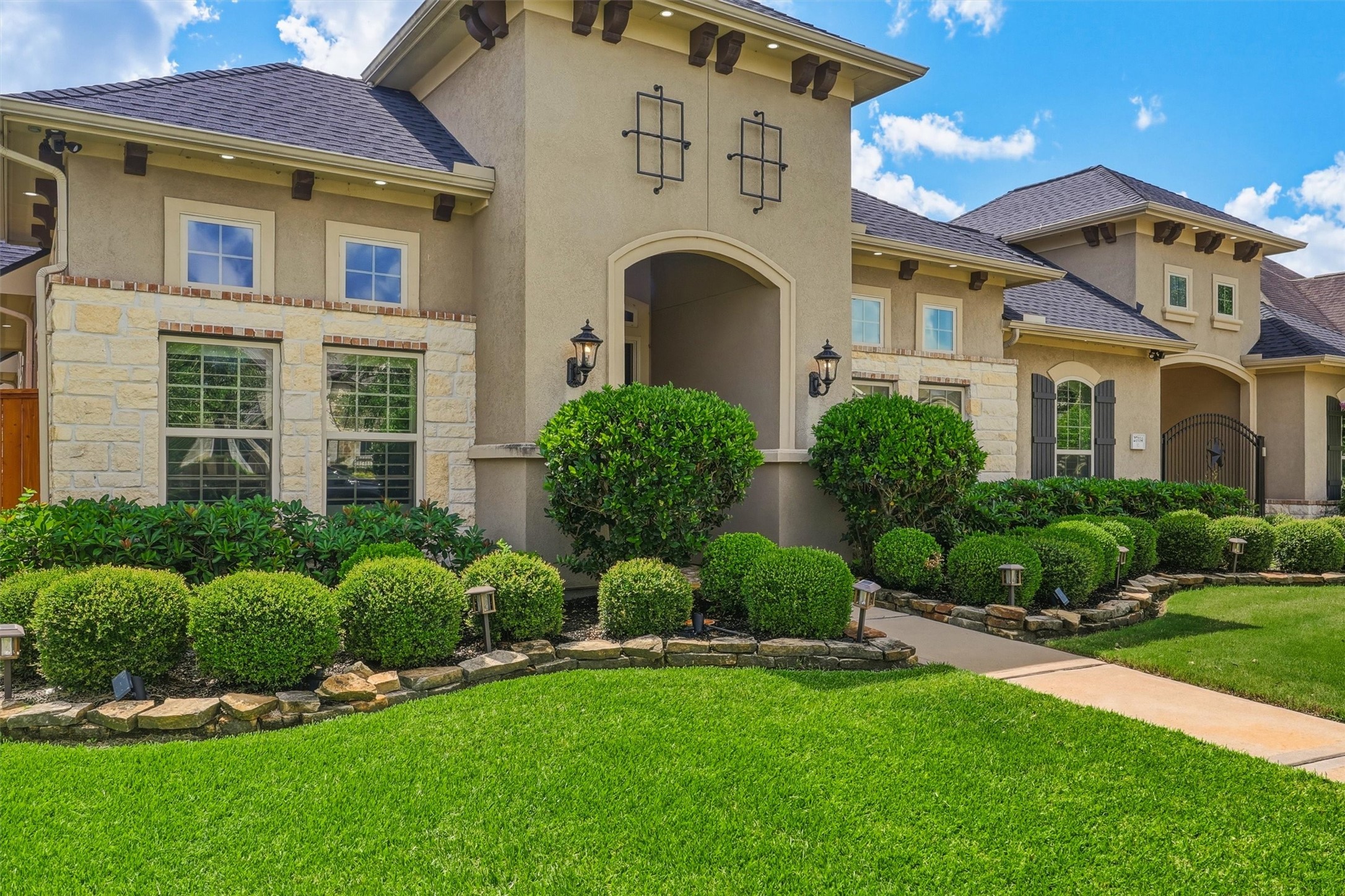 Beautiful landscaping adorns the yard of this gorgeous stucco 1 story home - a rare find! Beautiful landscaping adorns the yard of this gorgeous stucco 1 story home - a rare find!