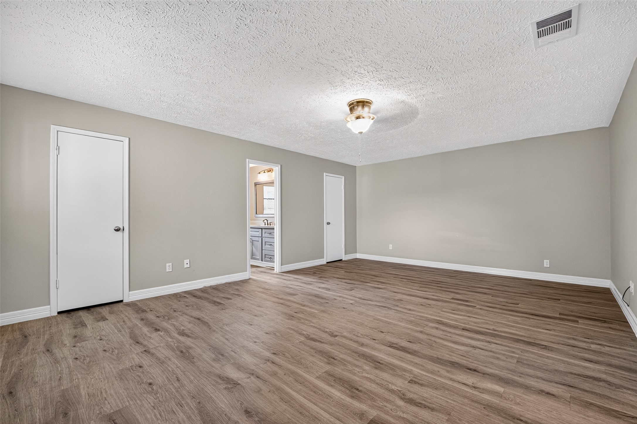 Primary bedrooms with two walk-in closets