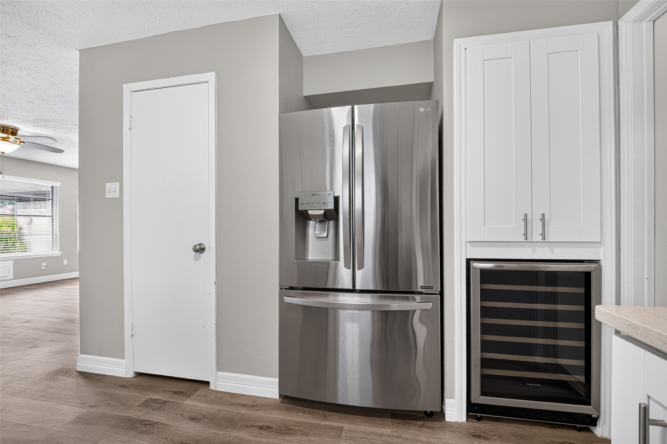 Refrigerator and wine cooler stay