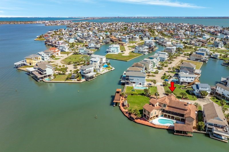 Perfectly situation on 2 beautiful lots on Galveston bay
