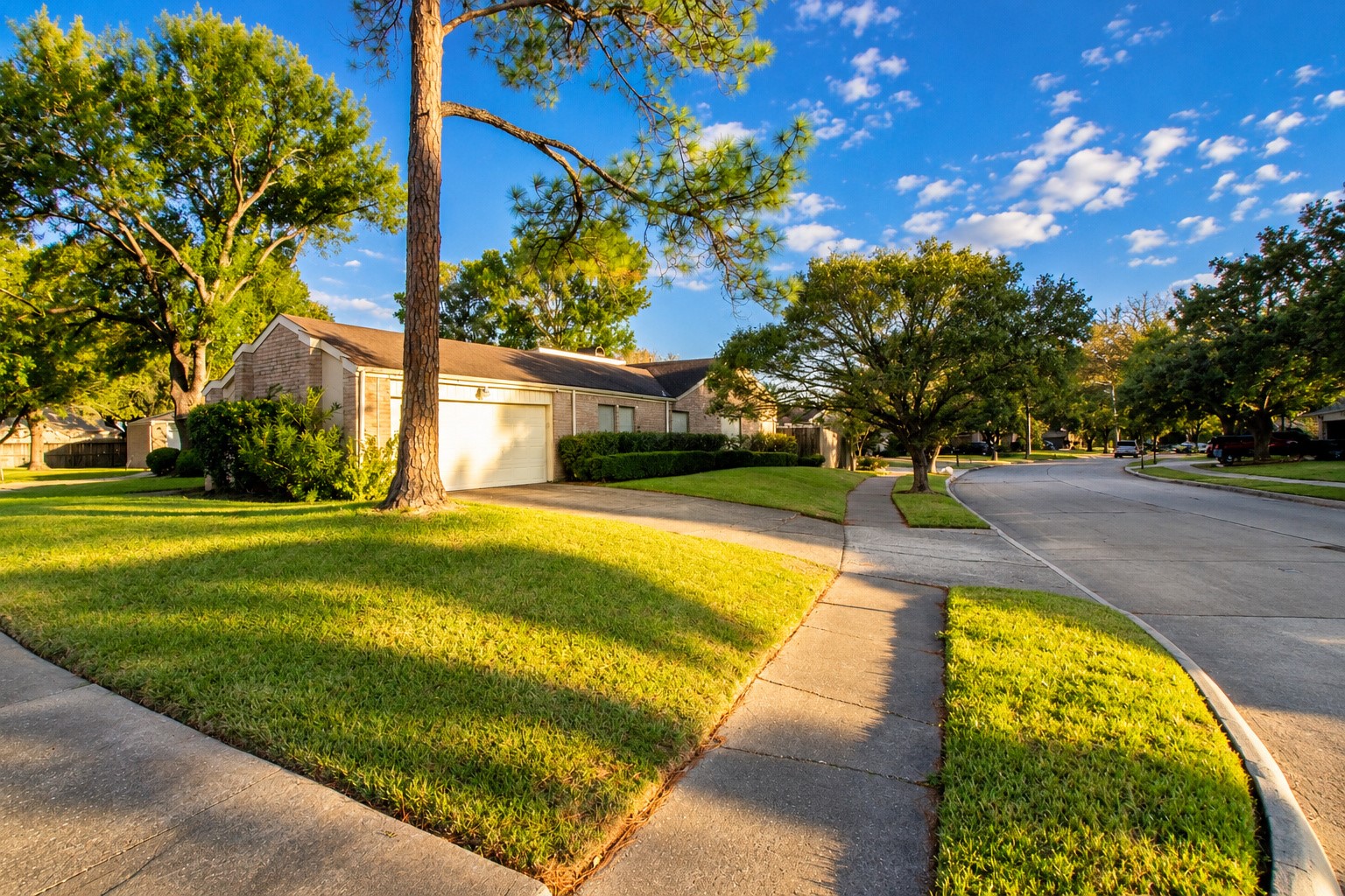 Picture yourself enjoying morning walks and coming home to this established neighborhood setting.