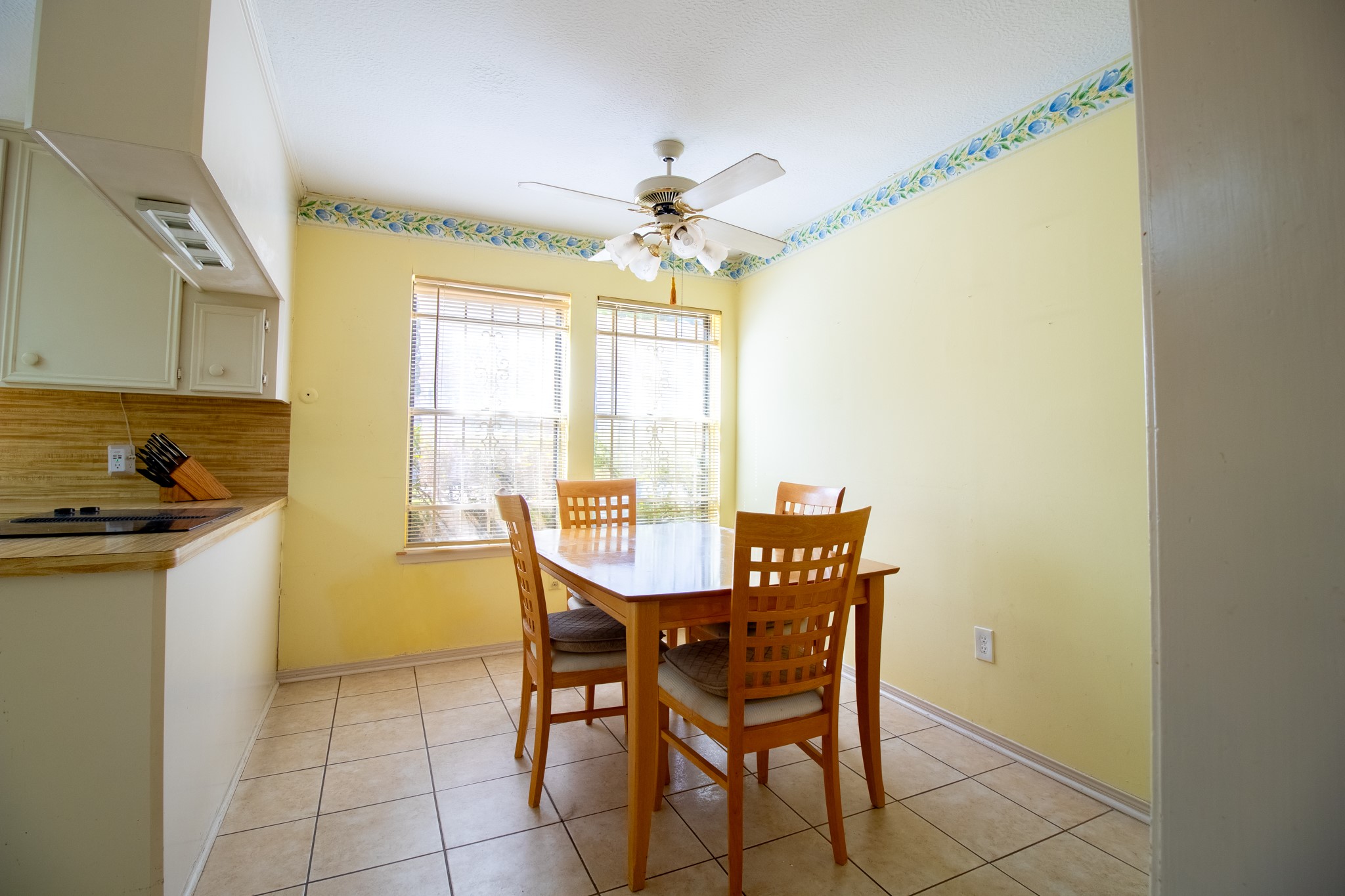 Imagine slow Sunday breakfasts, morning coffee, and everyday conversations in your own breakfast nook.