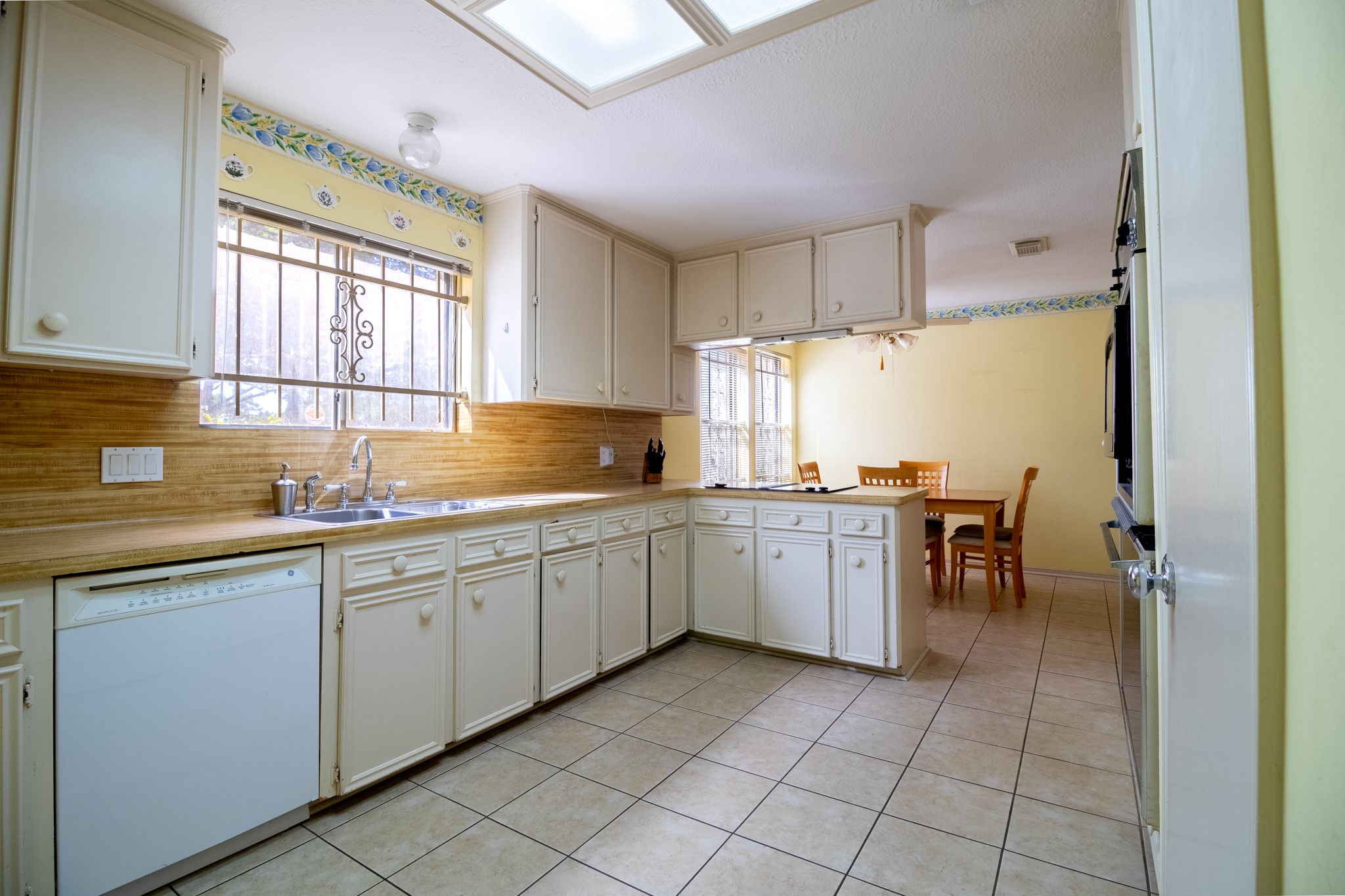 Cabinets, counter space, and room for creativity, envision a kitchen that reflects your personal taste and lifestyle.