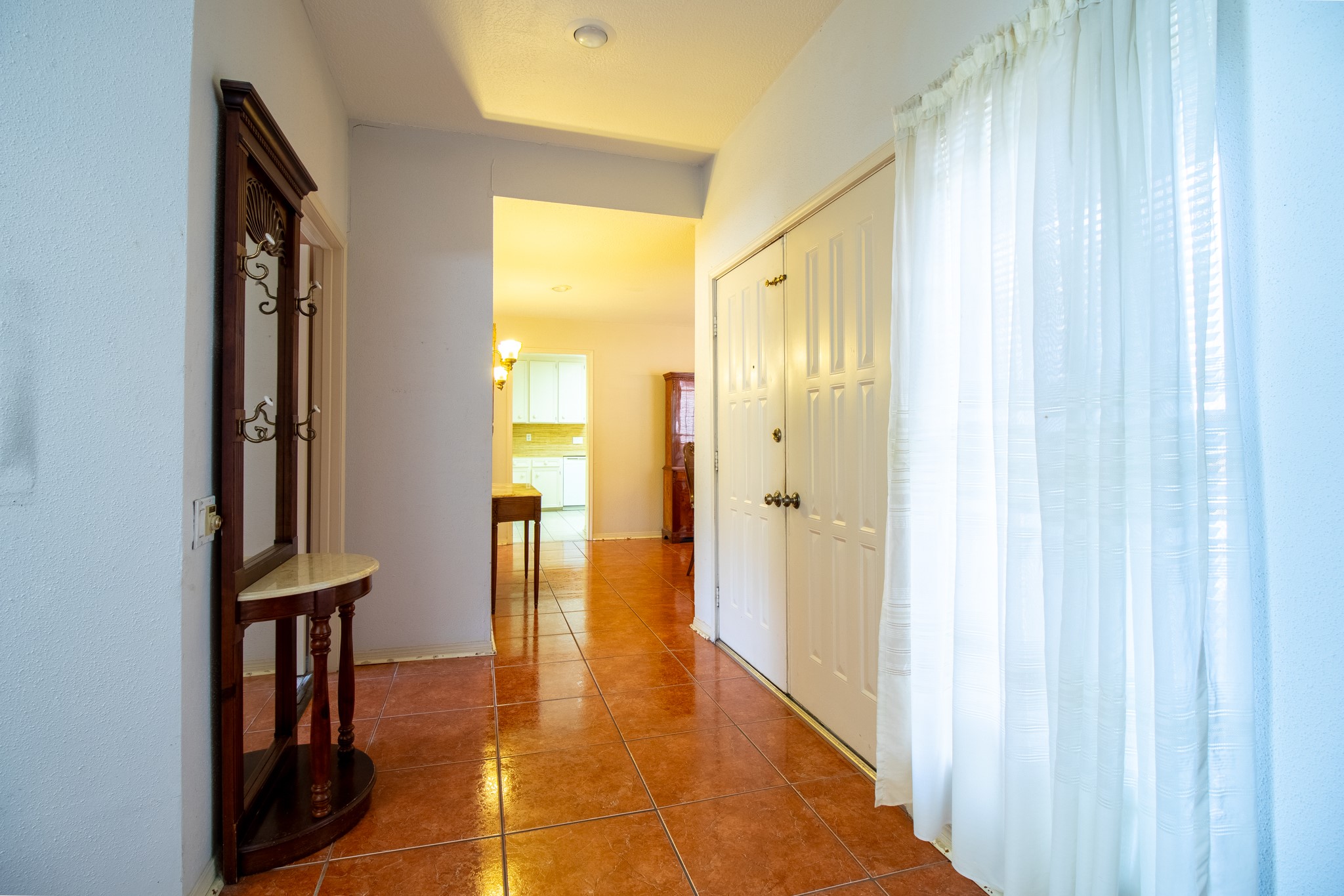 Imagine making a memorable first impression as you personalize this entryway to reflect your own style.