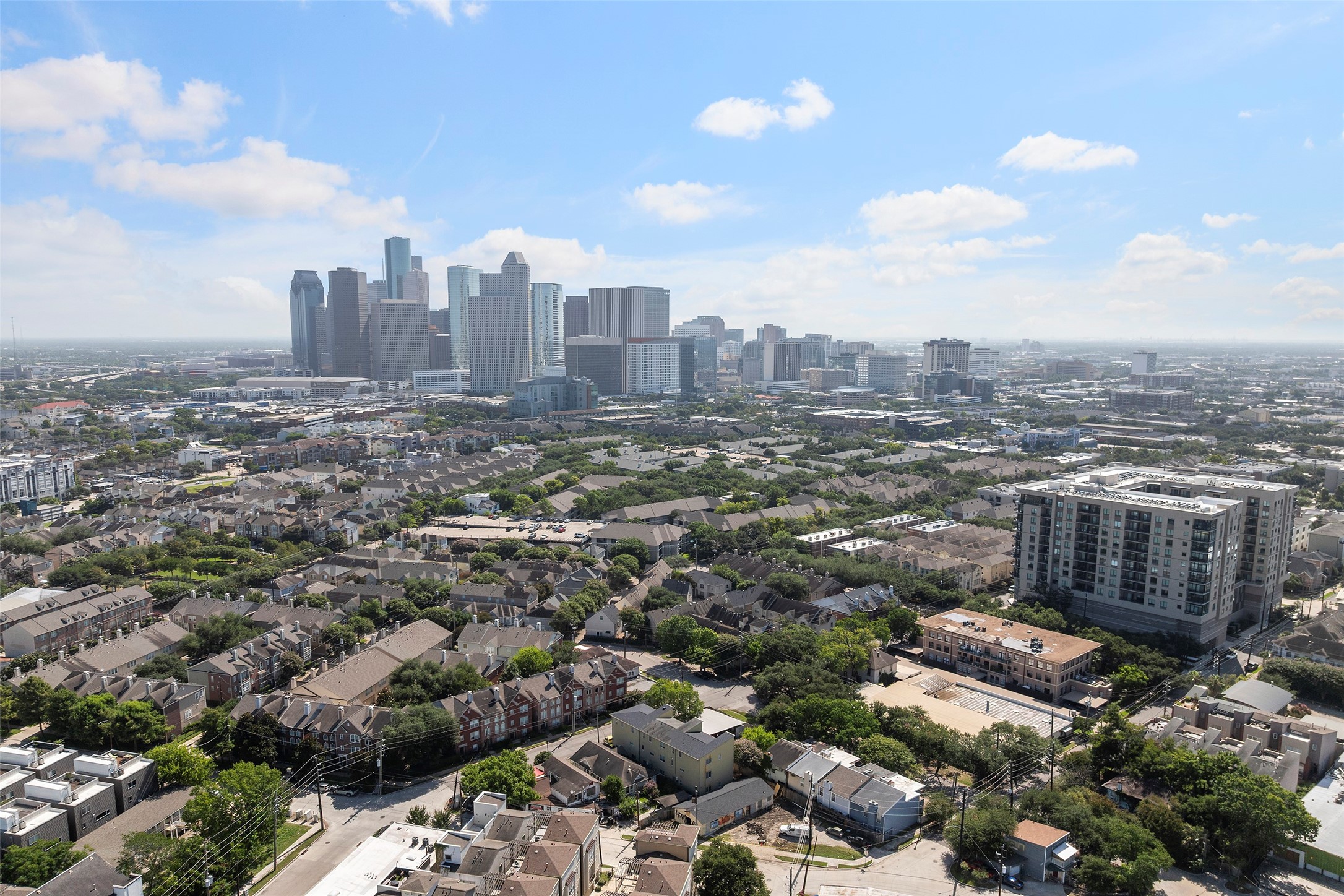 Location, Location. Walking distance to some of the best restaurants, bars and coffee shops in Houston