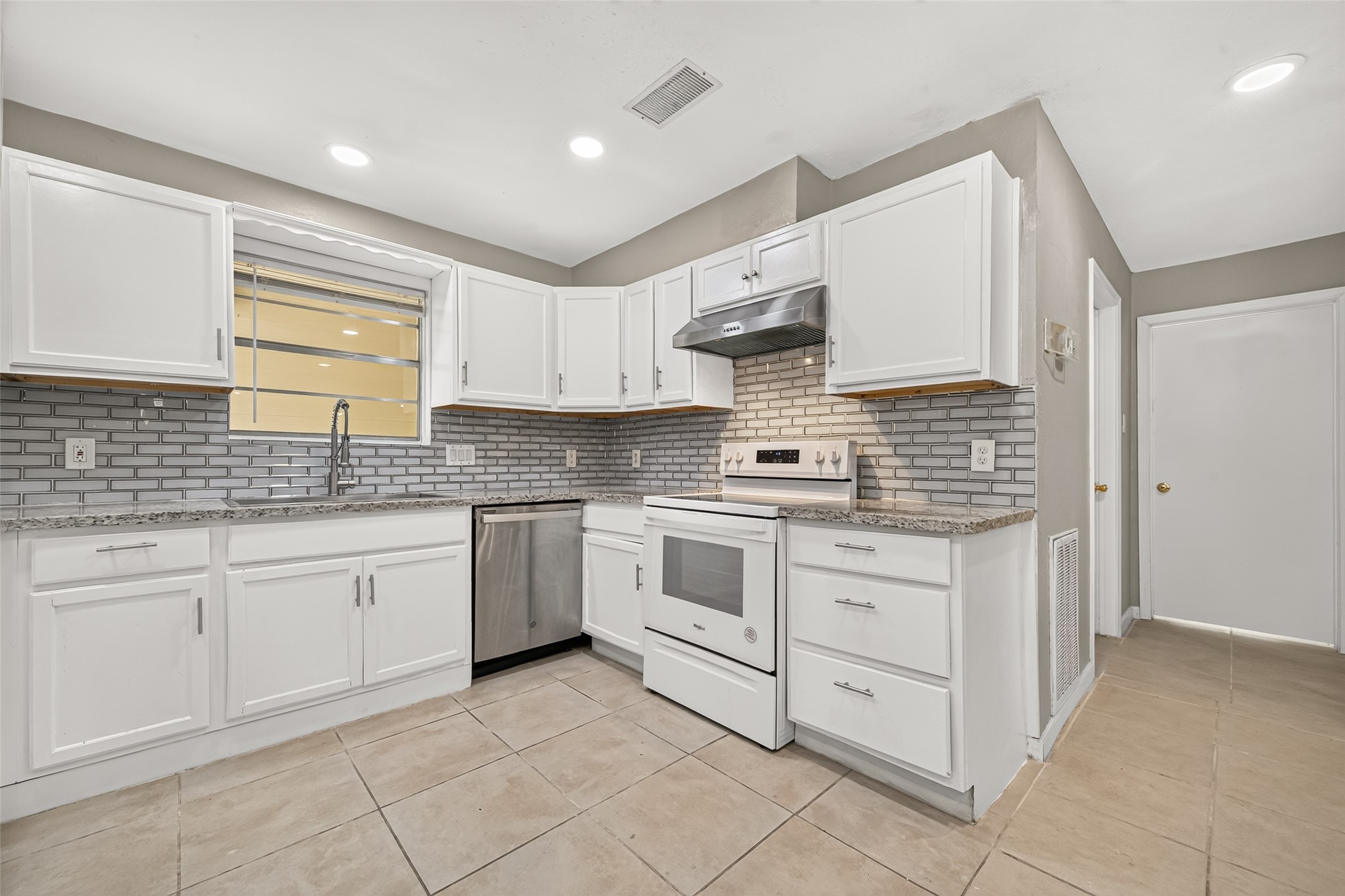 552 Roanoke Drive, Conroe, TX 77302