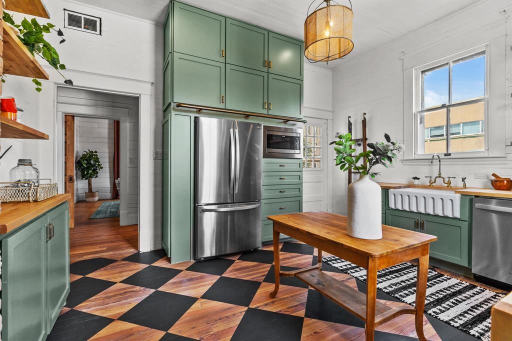 Tons of storage in this beautiful kitchen!