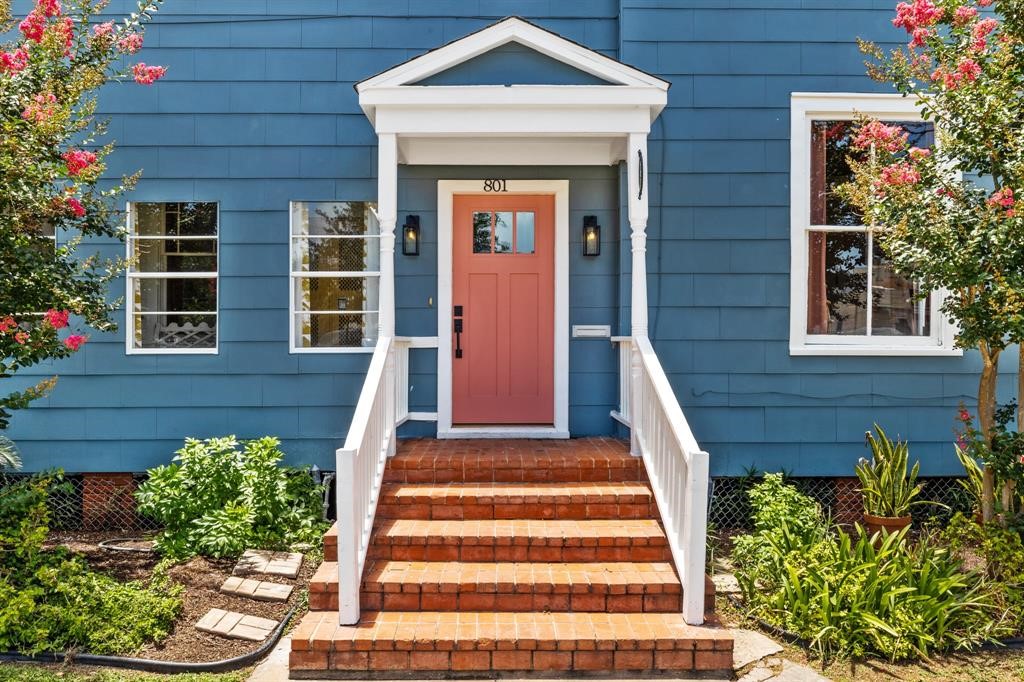 Covered front stoop leading to the entry. Covered front stoop leading to the entry.