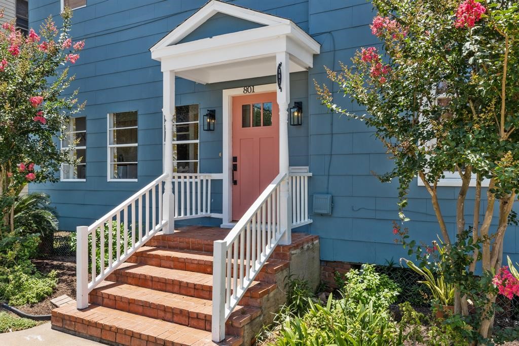 Covered front stoop leading to the entry. Covered front stoop leading to the entry.