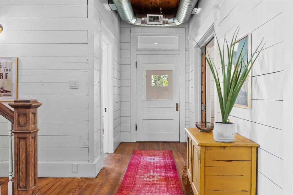 Light and bright entryway- meticulously maintained and features most of its original beauty Light and bright entryway- meticulously maintained and features most of its original beauty