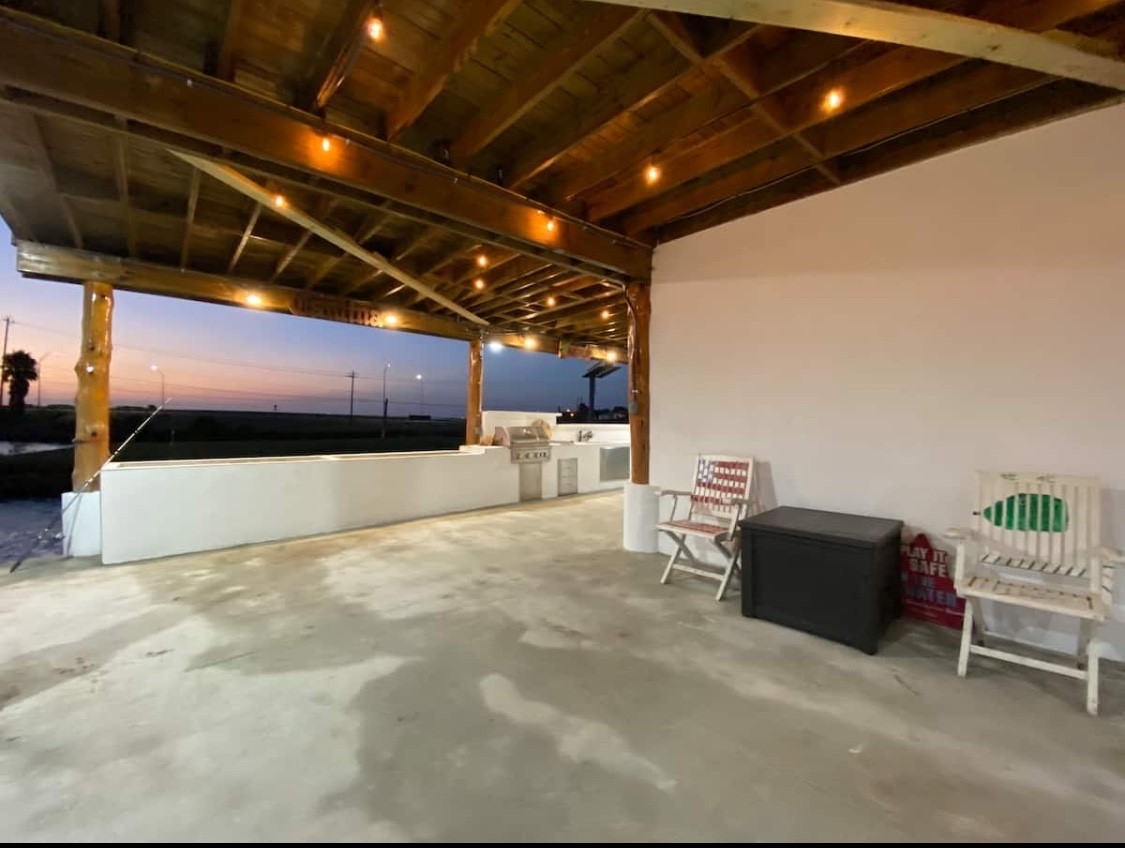 3391 Hwy 6 Drive, Hitchcock, TX 77563