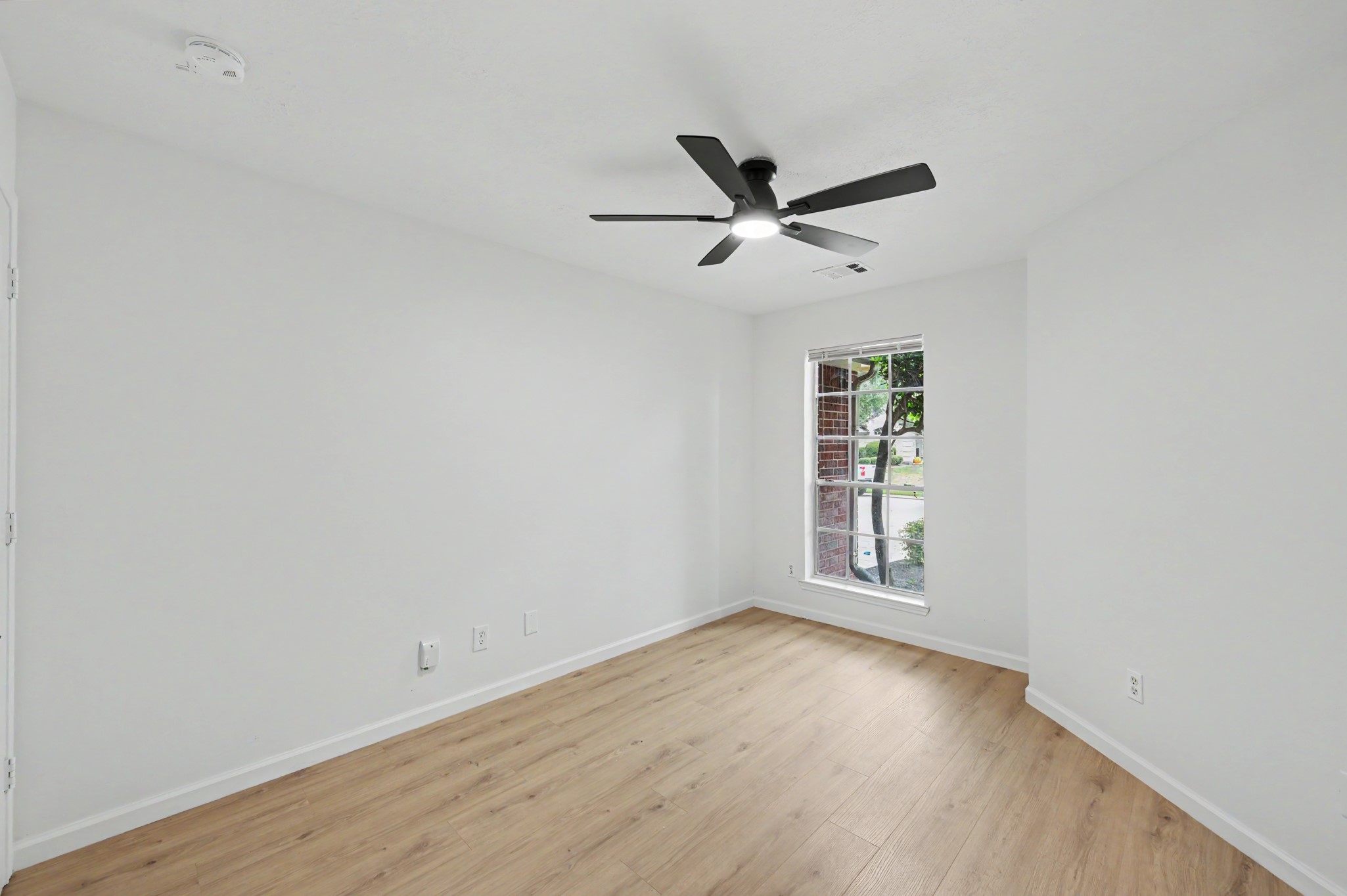 Office/study/ flex room or extra bedroom