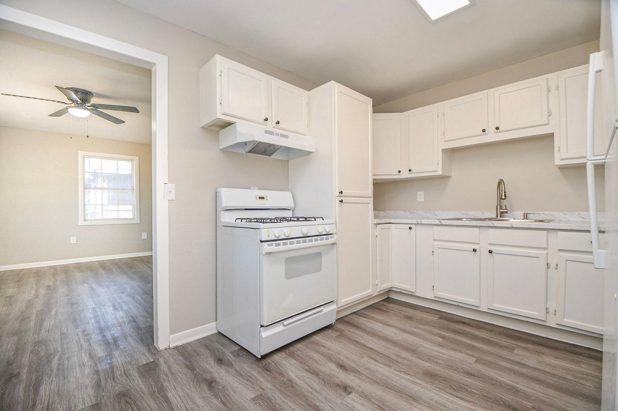 Unleash your inner chef in this inviting kitchen! Unleash your inner chef in this inviting kitchen!
