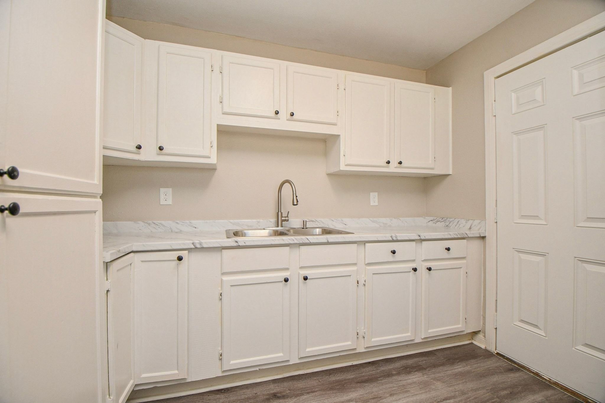 Ample whiite cabinet storage. Ample whiite cabinet storage.