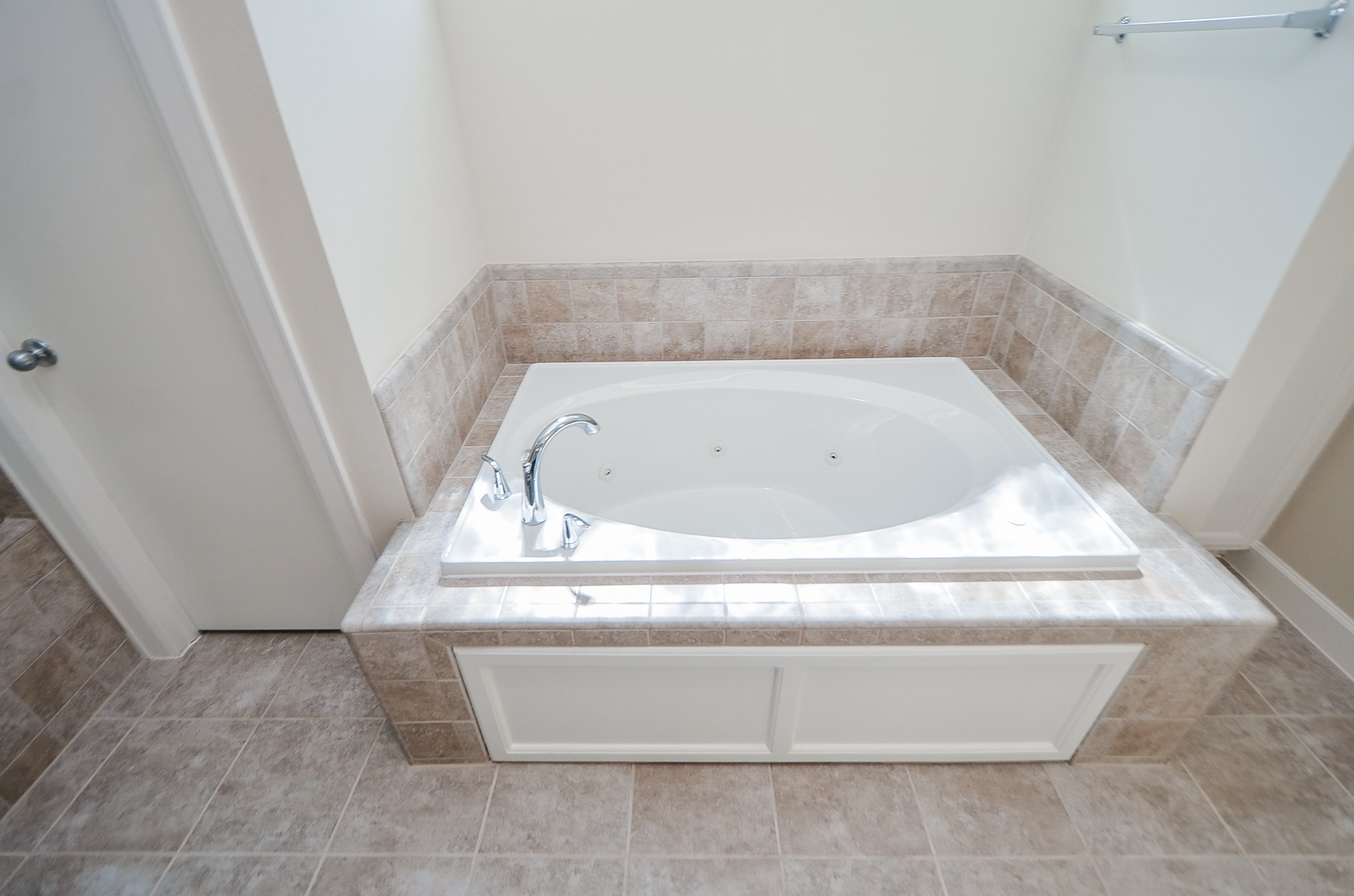 Additional tub view.