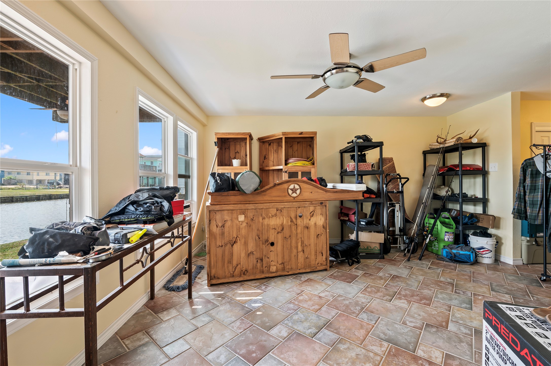 40 Lakeside Drive, Hitchcock, TX 77563