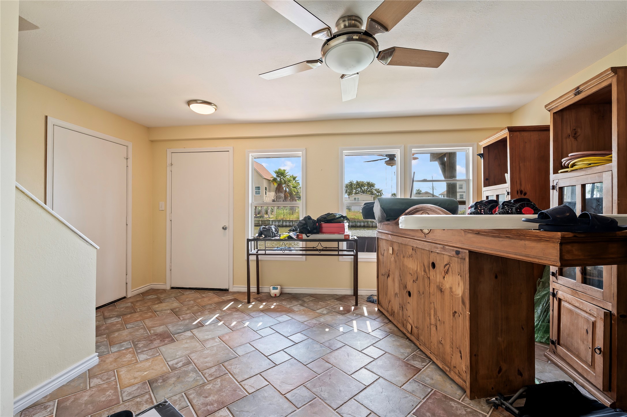 40 Lakeside Drive, Hitchcock, TX 77563
