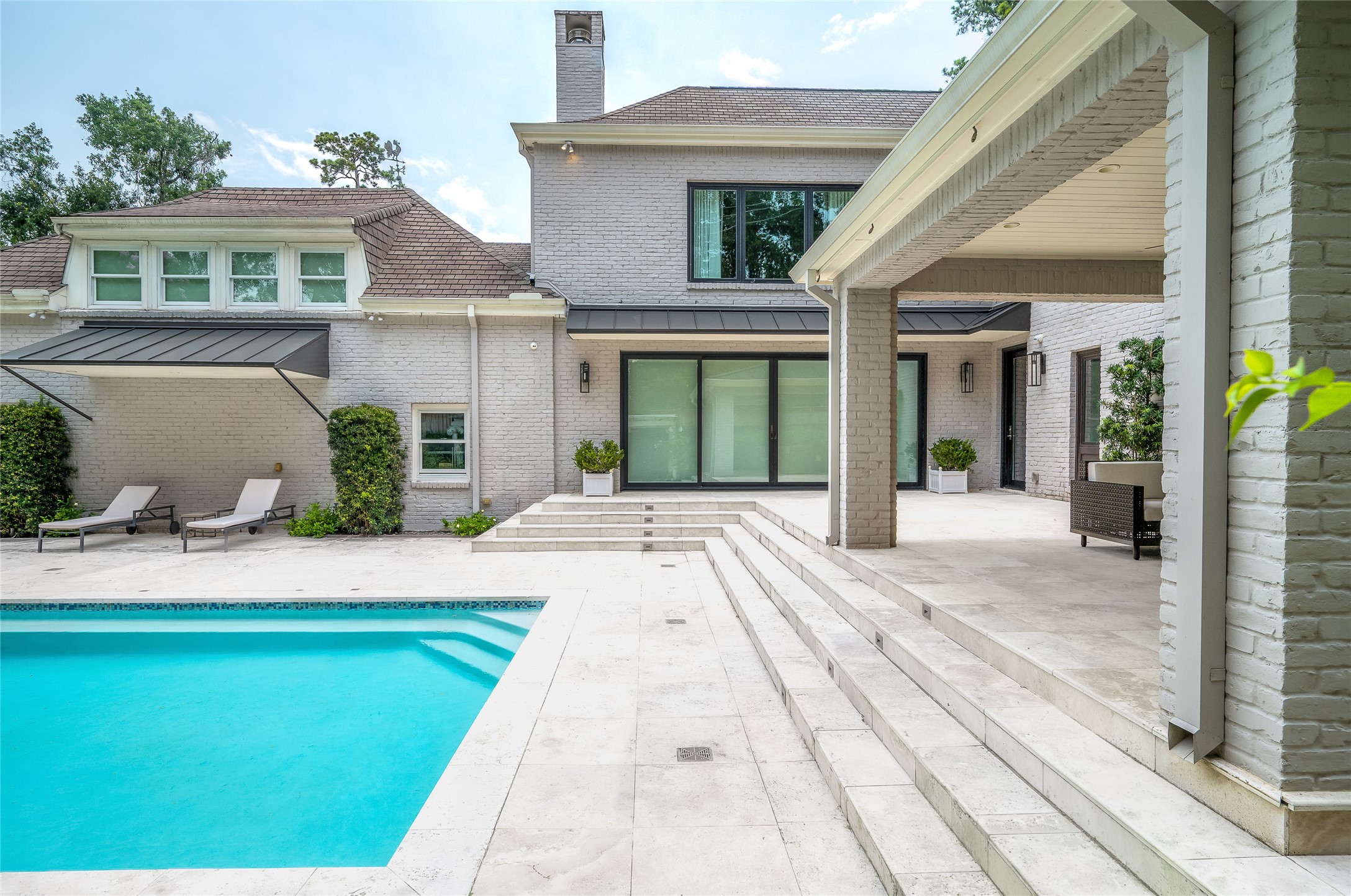 [Cabana]
The cabana overlooks the pool, and offers sheltered outdoor living and dining space.