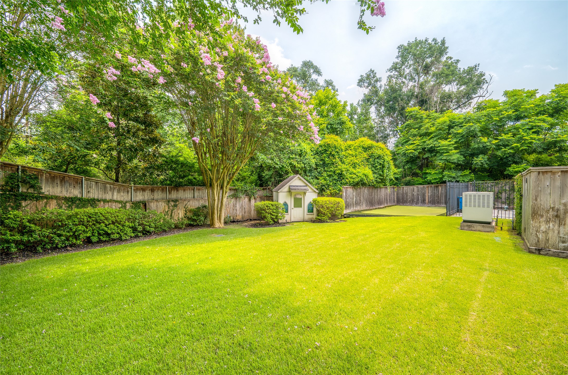 [Lawn]
In addition to the patios and lanai, the grounds include a sweeping lawn. Note iron fencing separating lawn from the pool.